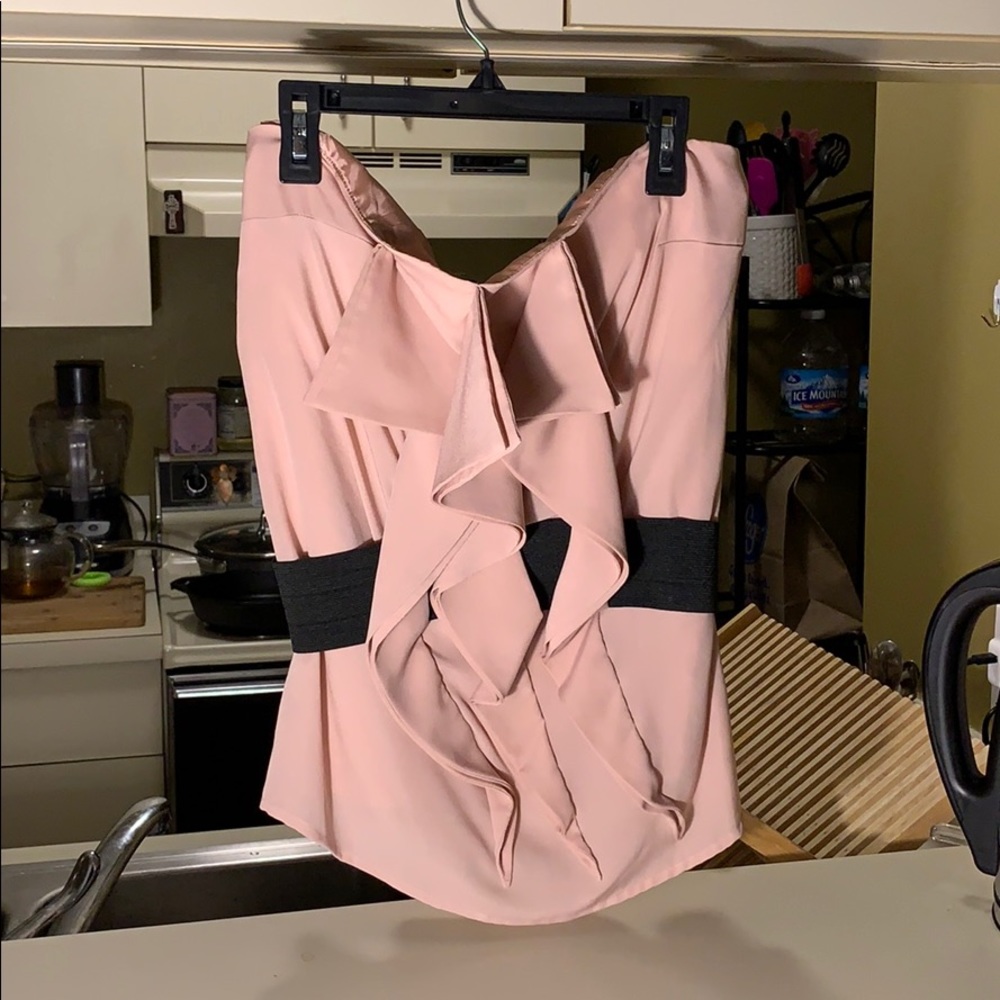 Adorable sleeveless ruffle top w back zipper